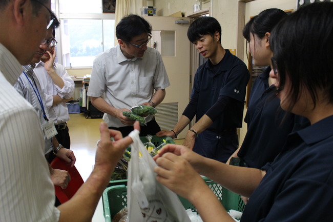 校内販売の様子