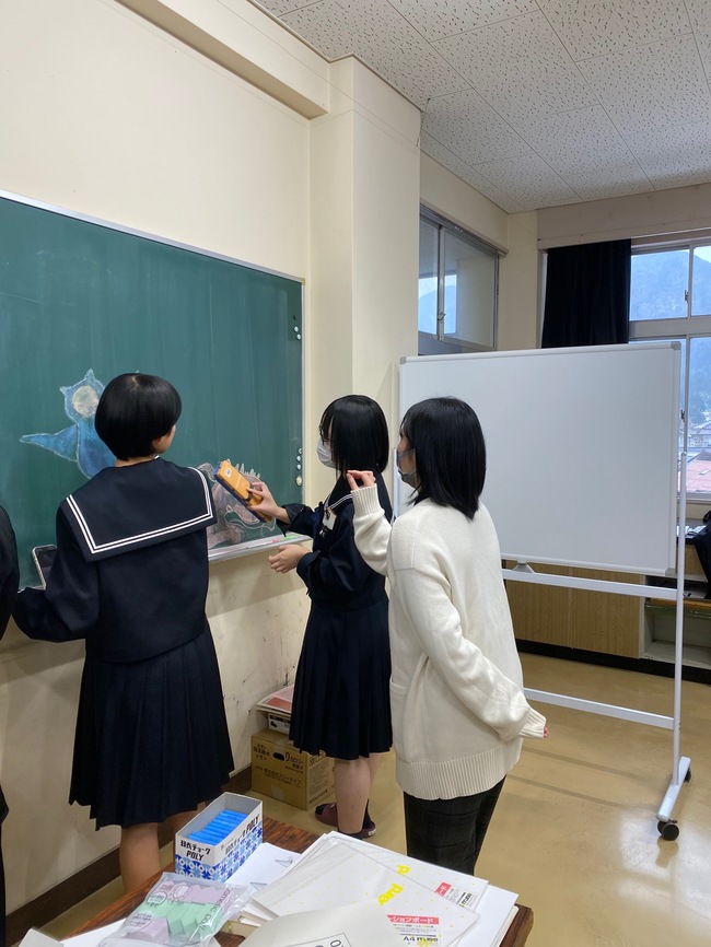 ４